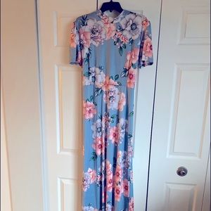 GORGEOUS MAXI DRESS IN FLORAL PRINT!